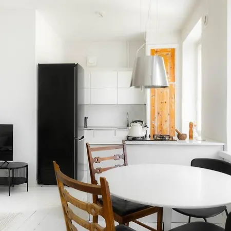 Airy And Bright One-bedroom *