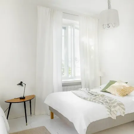 Airy And Bright One-bedroom Apartamento