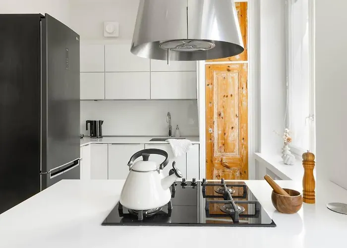 Airy And Bright One-bedroom شقة *