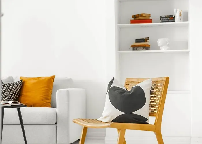 Airy And Bright One-bedroom شقة *