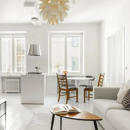 Airy And Bright One-bedroom * 헬싱키